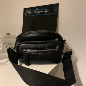 Väska Carin Wester - Knappt använd väska från Carin Wester. Rymlig med 4 dragkedjefack! Väskan blir din för 99kr + frakt, kontakta mig eller skriv i kommentarsfältet!💖 nypris: 400kr