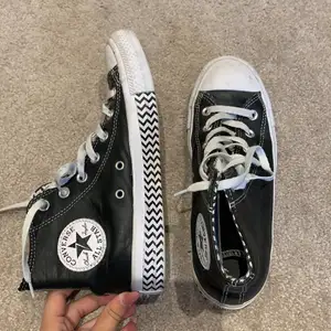 Säljer dessa balla converse allstar skor. Mycket sköna, fina detaljer och fejk läder. Dom är limited. Köpta för 999kr. Kan tänka mig att sänka priset.