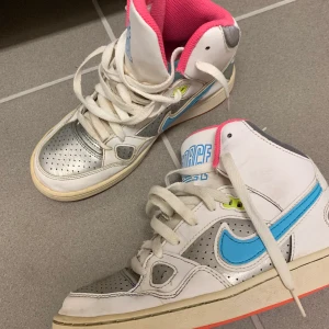 Nike skor, stl 37.5 - Säljer dessa coola Nike skor eftersom dom är för små