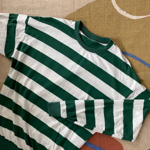 Tröja  - Ganska tunn collegetröja! Finns ingen lapp kvar men skulle säga storlek M! Frakt 59 kr! 