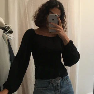 Topp från Lindex - Topp, i prima skick, lite öppen rygg och pösiga armar. :-) jag bär vanligtvis XS i toppar men passar även mig. 💕