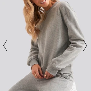 Sweatshirt från NAKD - Grå sweatshirt fråm NAKD i storlek XS. Köpare står för frakt, fråga för mer bilder<33