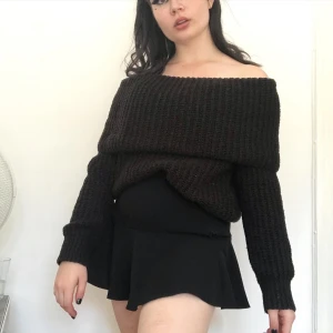 Off shoudler tjocktröja - Varm stickat off-shoulder tjocktröja från Gina Tricot. Bara använd ett fåtal gånger så perfekt skick. Storlek S men skulle även passa M. 100kr utan frakt Möts i Sthlm eller fraktar 