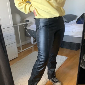 Läderbrallor från Gina - !! Sjukt balla läderbyxor från gina💥🙏🏻 Säljer på grund av för lite användning, byxorna är för snygga för att hänga i min garderob flera veckor till! Använda ett fåtal gånger och är i ett mycket bra skick. Fraktar eller möts i gbg!💜