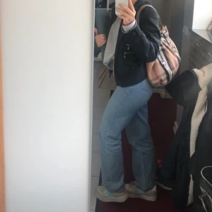 Breda ljusa jeans - Svinsnygga jeans från hm, går över skorna. Väldigt bra skick, pris kan diskuteras