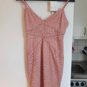 Klänning - Klänning från pretty little thing, använd 1 gång.