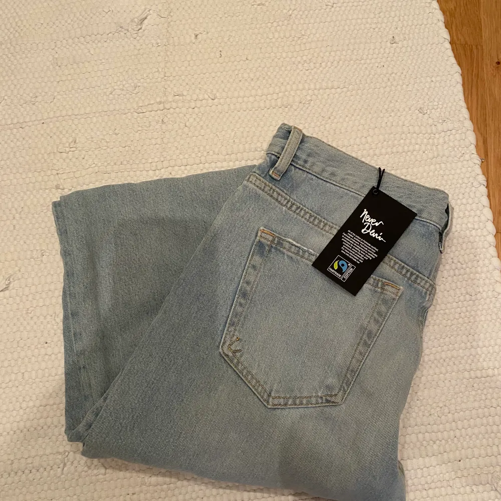 Helt nya jeans från bik bok som är köpta i maj, aldrig använda, straight leg och sitter perfekt på kroppen . Jeans & Byxor.