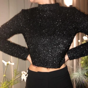 Glittrig tröja - Glittrig, långärmad, lite croppad tröja som är så! jävla! snygg!!! Men jag glömmer att använda. Ja, den sticks lite så ha en liten tröja under om det behövs. Köpare står för frakt.✨