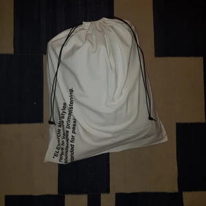 OFF WHITE bag - Äkta OFF WHITE bag, helt oanvänd och inga fläckar eller defekter