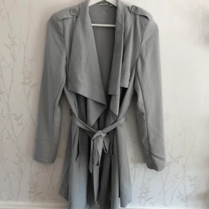 Trenchcoat - Grå kappa/trenchcoat från märket Objects i storlek XS. Använd Max 5 gånger så den är i nyskick. Frakt tillkommer!☺️
