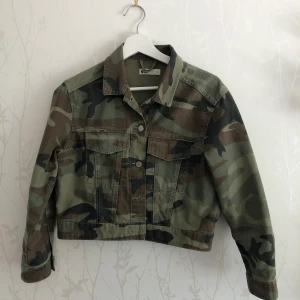 Camouflagejacka - Jeansjacka i kortare modell med camouflagemönster i storlek S. Köpt här på Plick och använd endast en gång av mig. Frakt tillkommer!☺️