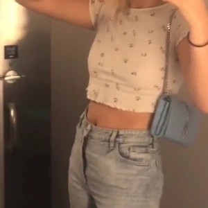 Monki jeans  - Supersnygga jeans från monki i modellen Yoko, storlek 30 i midjan men insydda till ca w26-27. Passar mig som är 168 bra!!💖💖 frakten ingår, buda! 