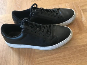 Vagabond skor Storlek 40 - Vagabond skor som köptes i Juni 2019 för 1000kr. Eftersom dom är såpass nya har dom inte hunnits använts mer än 5 gånger vilket gör att skorna är i väldigt bra skick.