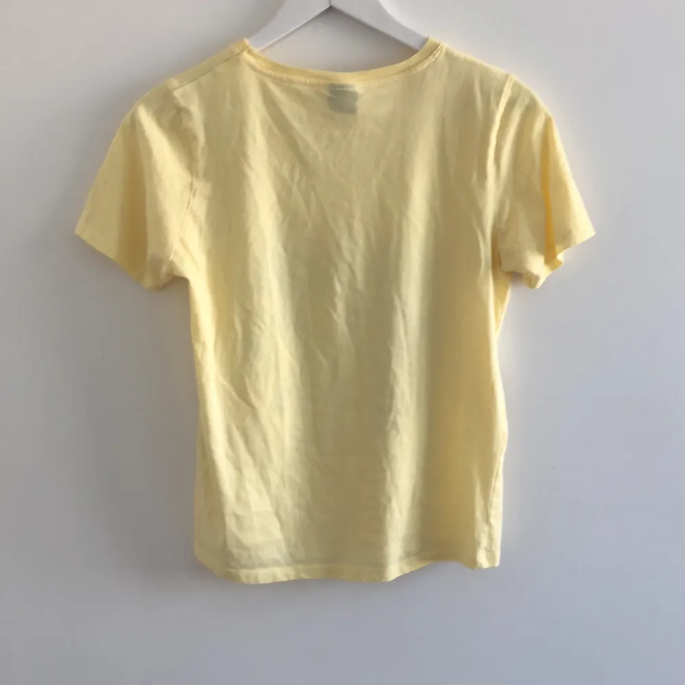 Asball tshirt från Gina Tricot. Storlek S, använd en del men de är inget som märks på kvaliten.. T-shirts.