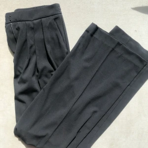 Kostymbyxor  - Coola långa kostymbyxor med så härligt fall! 