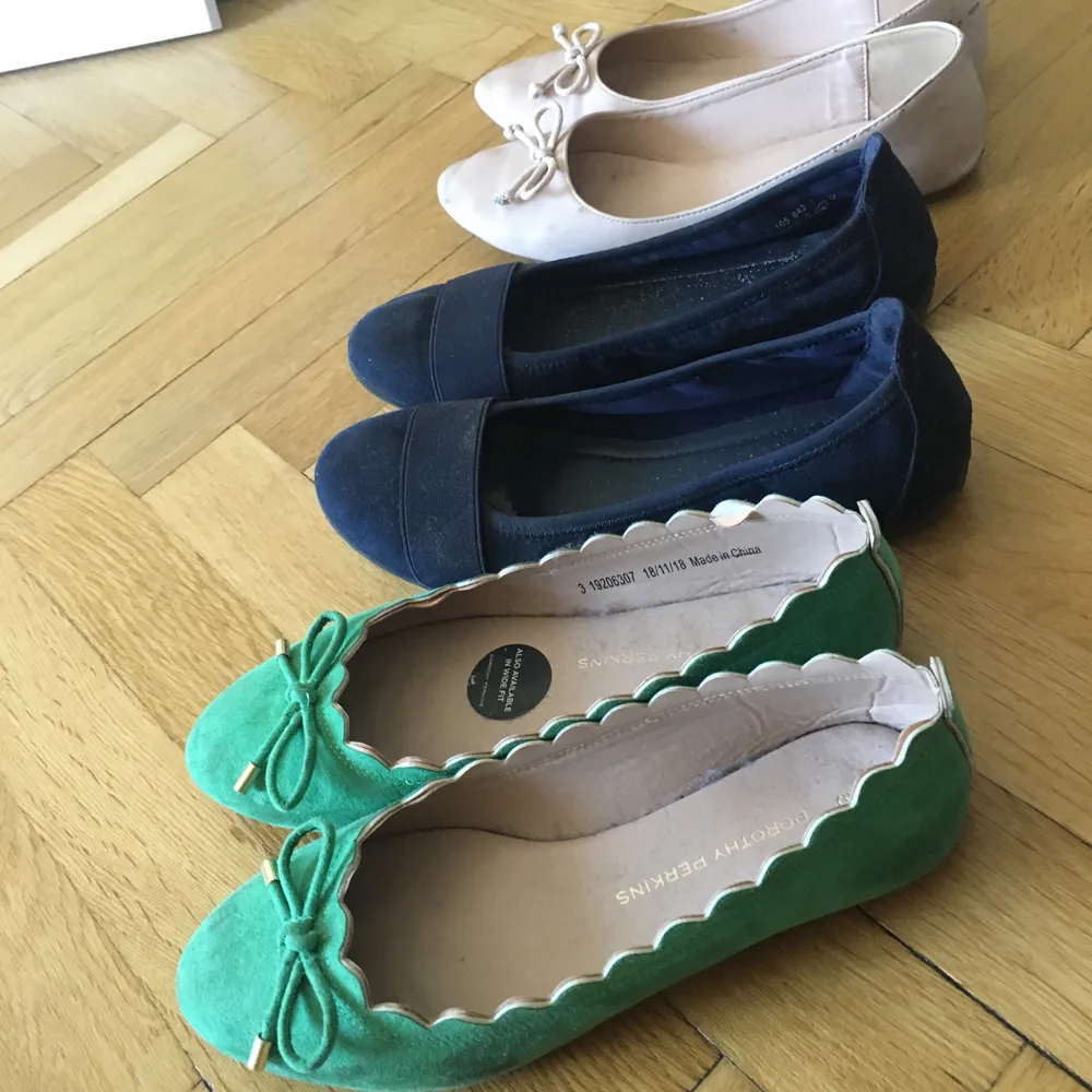 Tre par ballerinaskor skänkes vid köp av ett annat par av mina skor! De är olika mycket använda (de gröna är i storlek 36 och endast använda en gång). . Skor.
