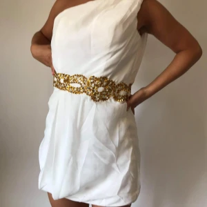 Klänning från e-dresses - Figursydd klänning från E-dresses (Franskt klädesmärke).  Storlek S. Bor du i Stockholm kan jag mötas upp. Om du är osäker på storleken så kan du köpa den och om den inte passar så kan jag köpa tillbaka den. 