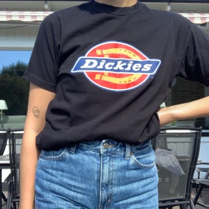 Snygg tisha från dickies - Populär tisha från dickies med det klassiska trycket! Den är XS i herrstorlek, den sitter oversized på mig som brukar ha S/M