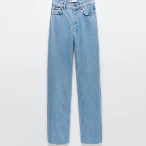 Nya zara jeans - Säljer mina helt nya zara jeans de kom igår aldrig använt endast testat. För långa för långa för mig som är 1,63 typ. Slutsålda på hemsidan så säljer därför för 350 köpta för 400. Pris kan dock diskuteras