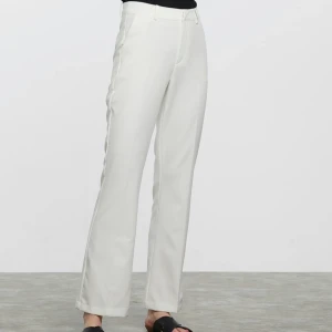 kostymbyxor bikbok - vita kostymbyxor från bikbok, köpta för 399kr. Jag har för lpnga ben för den modellen och därför har de inte kommit till användning mycket. köparen står för frakt