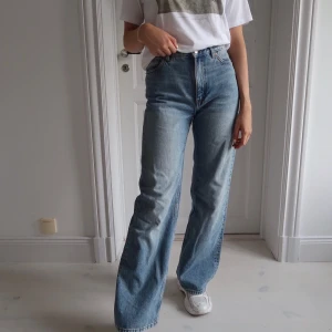 Jeans - Jag är 1,60 och dom sitter perfekt på mig, aldrig använt dom pgr att jag har för mycket byxor. Priset kan diskuteras :) frakt ingår:))