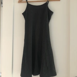 Grå klänning - En grå plain vardagsklänning i barnstolen, men passar även på mig. Tightare upptill och mer utsvängd ner till, går till mitten av låren på mig som är 165.  En mjuk högre urigning med smala justerbara band. Säljer pågrund av att den aldrig används 💕