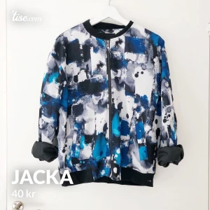 Jacka/kofta - Jacka/kofta från Monki som är nästintill helt oanvänd! Storlek XS/S, men skulle säga att den passar som M.  Frakt på 44kr tillkommer 📦