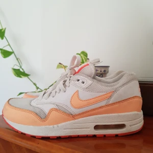 Nike Air Max, stl 37,5 - Jättefina vita och rosa/orange Nike Air Max med röd sula. Stl 37,5. Använt skick, någon fläck (se bild), annars hela och rena. Skickar gärna fler bilder! 🌻Frakt tillkommer.