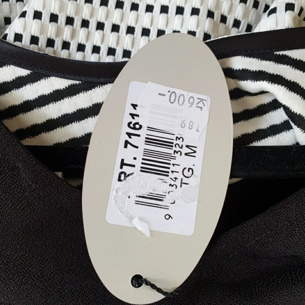 Helt ny med prislapp kvar ifrån märket M.X.O i storlek Medium. Affärspris ligger på 600 kr. Mått (Tyget är stretchigt.) Längd: 97 cm Axlar sida till sida: 37 cm Byst sida till sida: 46 cm Material: 55% polyester, 40% polyamid, 5% elastan. Klänningar.