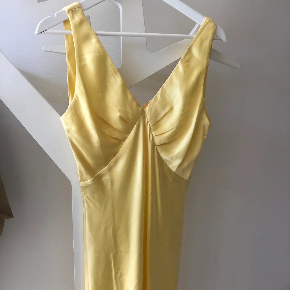 Super fin gul klänning i satin, köpt från ASOS. Stl. 38.. Klänningar.