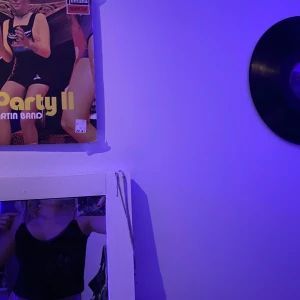 Linne - Litet kroppat linne. Skitfint och bekvämt. De är i sidenmatrial med spotskant vid bröstet. 