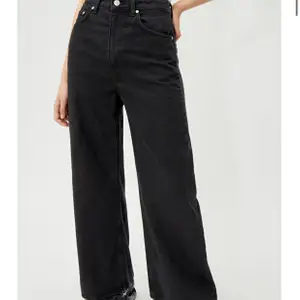 Svarta jeans från weekday i modellen Ace. Köpts för ett år sedan och fortfarande i bra skick. Köparen står för frakt och priset kan alltid diskuteras.