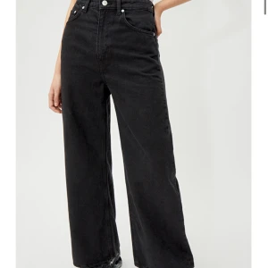 Svarta jeans - Svarta jeans från weekday i modellen Ace. Köpts för ett år sedan och fortfarande i bra skick. Köparen står för frakt och priset kan alltid diskuteras.