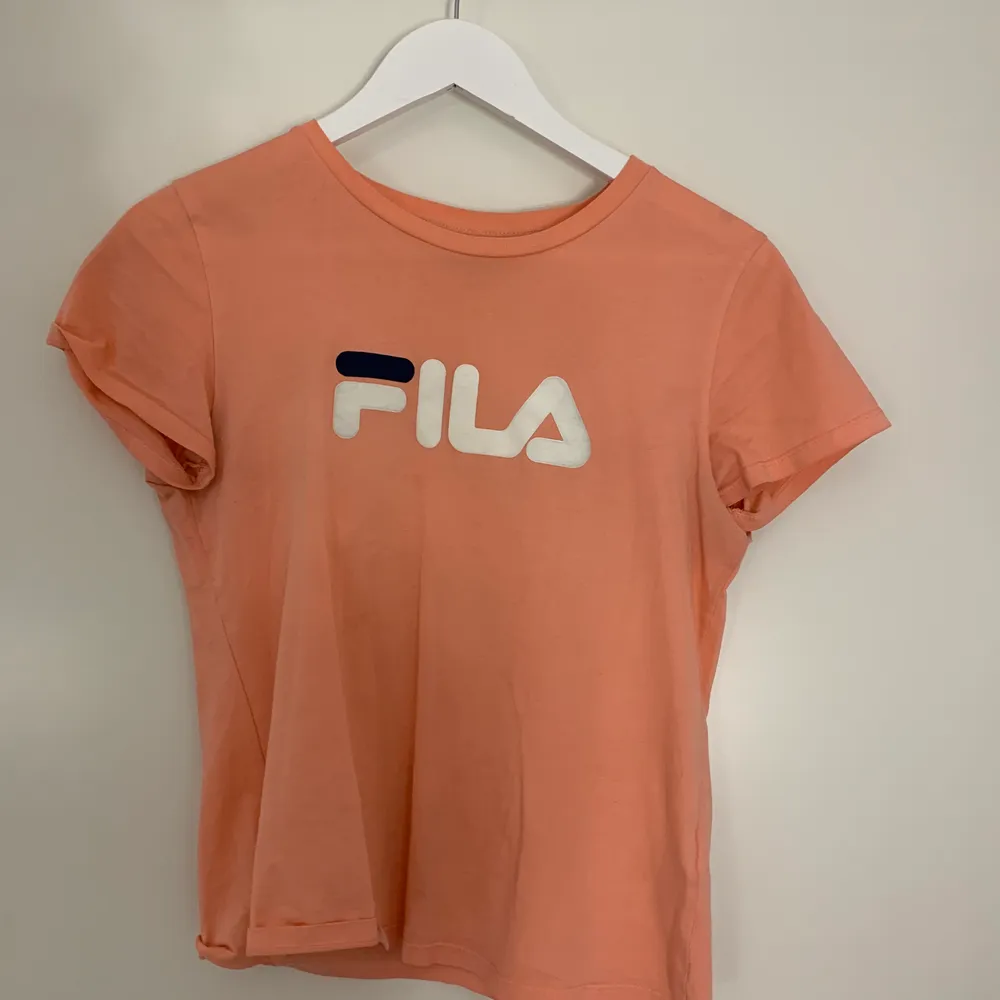 T-Shirt från Fila i mycket bra skick. 90+frakt. Skjortor.