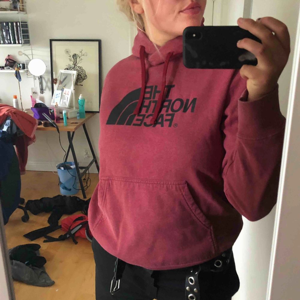 Hoodie från The North Face. Mötas eller köpare står för frakt💕 (Lite vit färg som ej går bort på baksidan av ärmen, bild). Huvtröjor & Träningströjor.