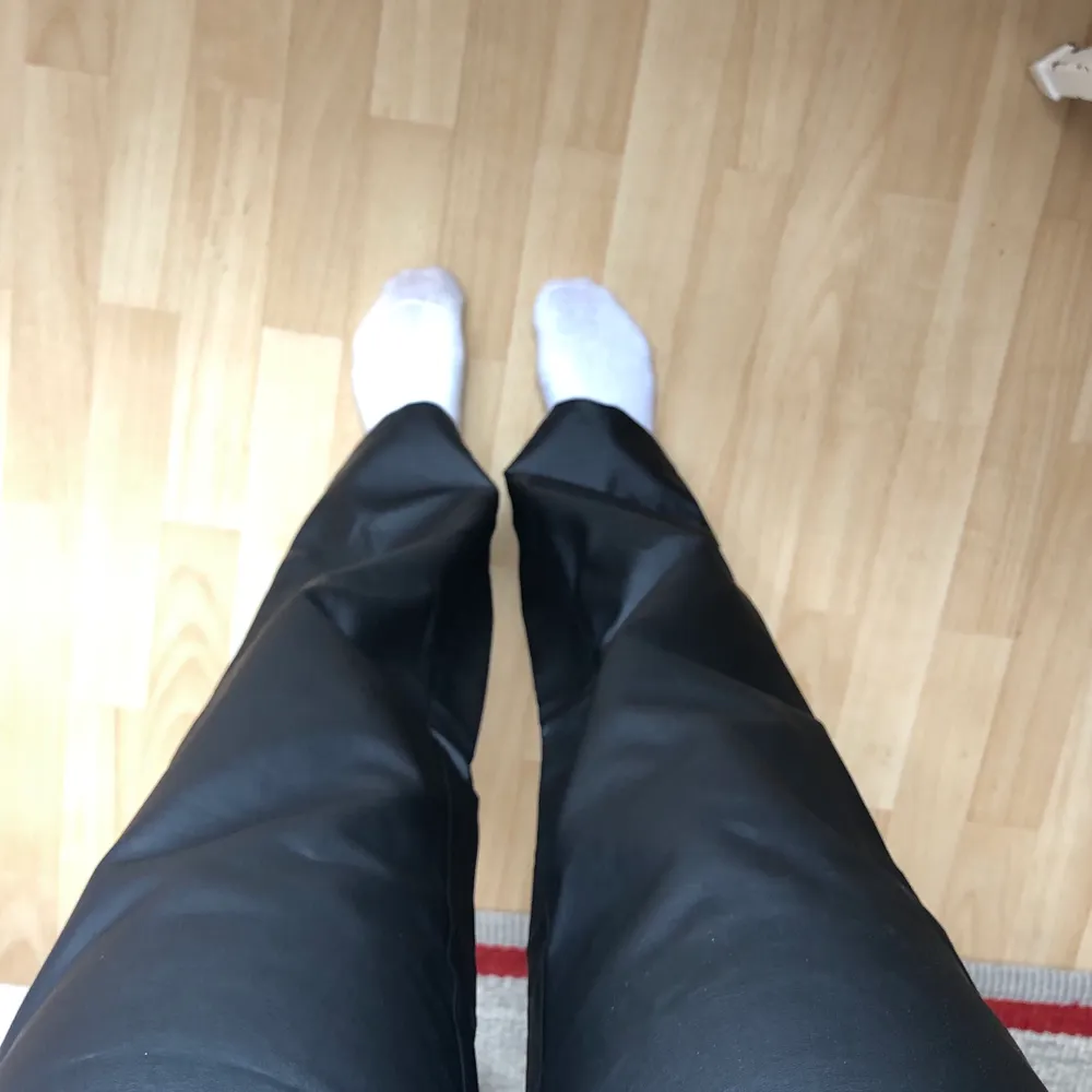Raka byxor i läderimitation, från Linn Ahlborgs kollektion för Nakd. Lagom långa på mig som är 173, i storlek 36. . Jeans & Byxor.