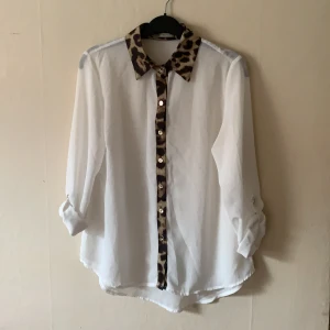 Snygg genomskinlig tröja - Genomskinlig tröja med leopard detaljer från ME Emma MEIR