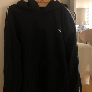 hoodie  - hoodie från new black, lite nopprig men inte noterbart