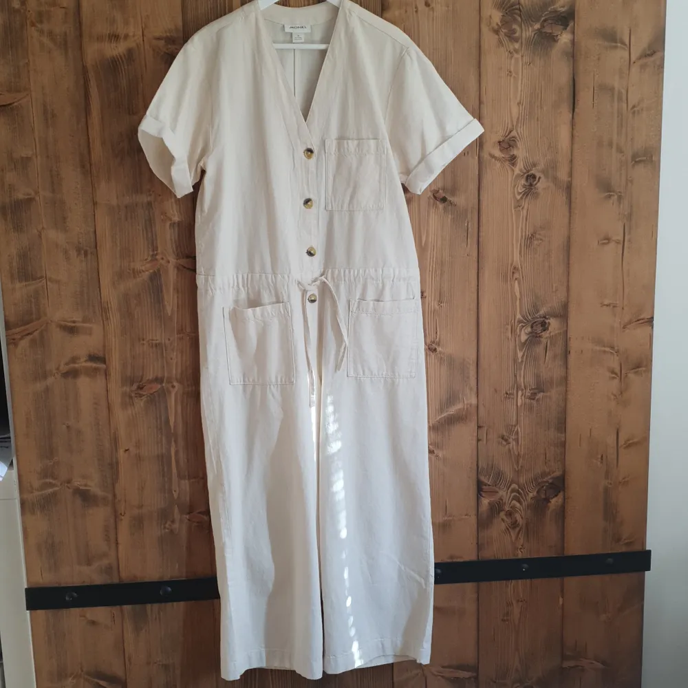 Never worn cream jumpsuit, wide leg, 3/4 or 7/8 lenght. Jeans & Byxor.