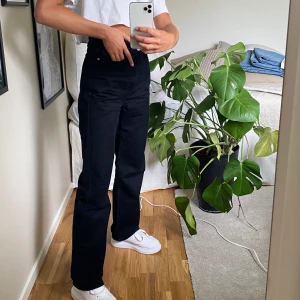 ROWE EXTRA HIGH STRAIGHT JEANS - säljer dessa populära svarta jeansen från weekday. storlek 26/32. Frakt på 56 kronor tillkommer 🖤🖤 jättebra skick!! (Har dubbla så därför jag säljer) 