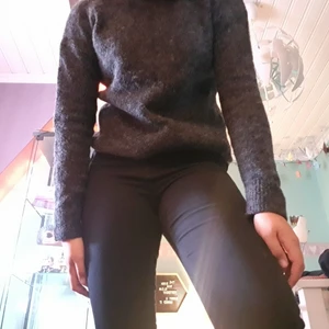 Bootcut jeans f. Gina - Säljer mina fina svarta bootcut jeans ifrån Gina Tricot. De är lite stretchiga i materialet vilket jag själv tycker är riktigt Nice.🦋💞 Storlek S