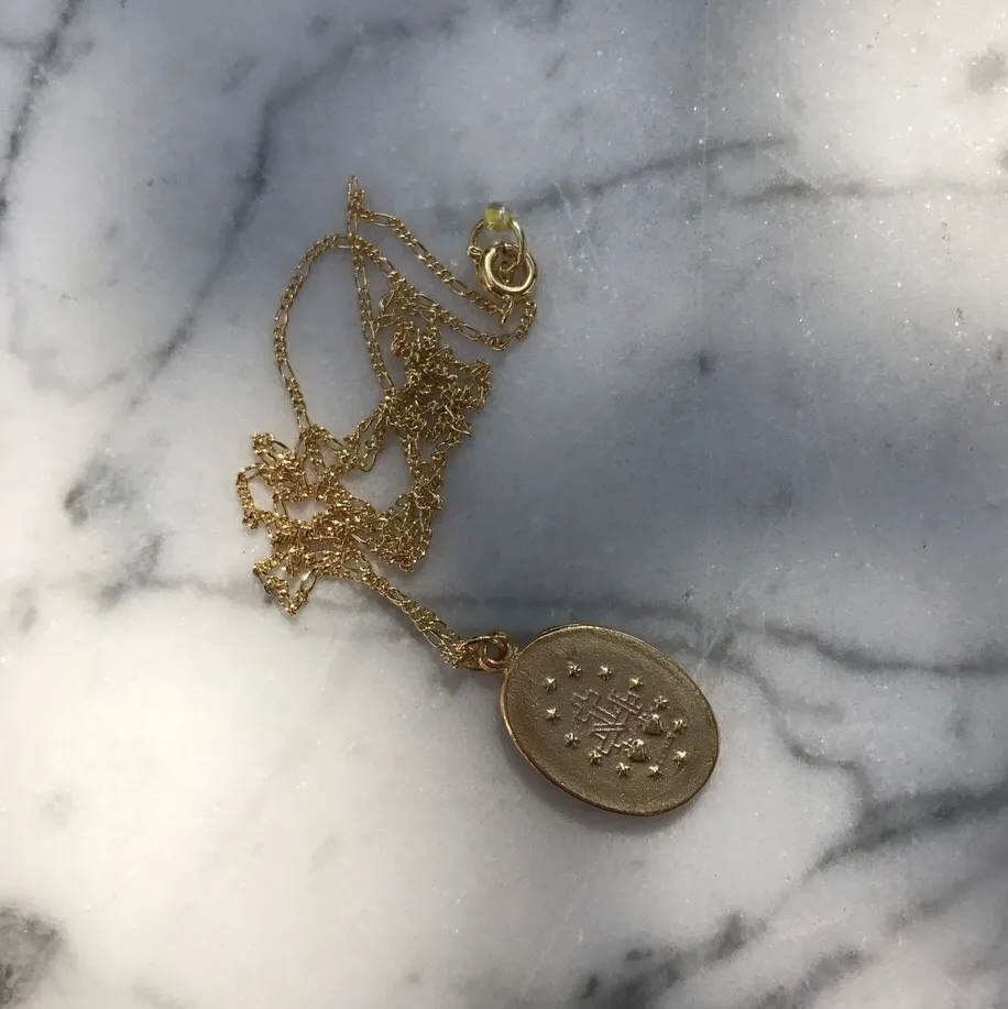 slutsåld 18k gold filled dainty chain necklace med två sidigt ”mynt”/berlock köpt för runt 750kr plus 100kr frakt, perfekt skick, säljs med lådan som tillföljer . Accessoarer.