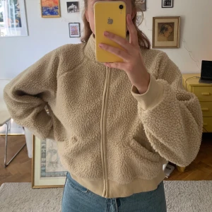 Jacka- Monki - Mysig jacka/sweater från Monki! Knappt använd