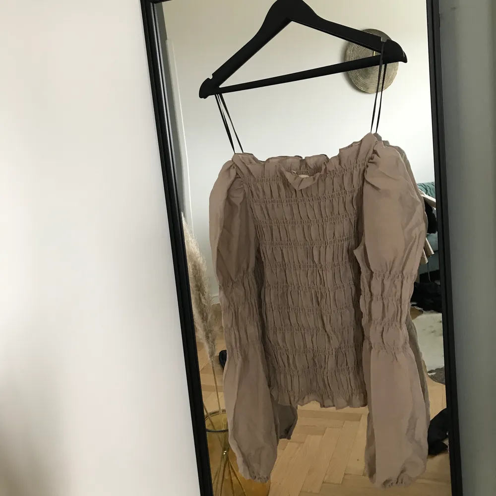 Beige blus med puffärmar i strl S. Använd vid ett tillfälle. . Blusar.