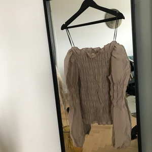 Blus från HM - Beige blus med puffärmar i strl S. Använd vid ett tillfälle. 