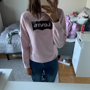 Levis  - Fin tröja från Levis använd väl dock inte synligt!storleken är i barnstorlek men passar en xs/ liten s. frakt tillkommer på 50kr, priset kan diskuteras💕