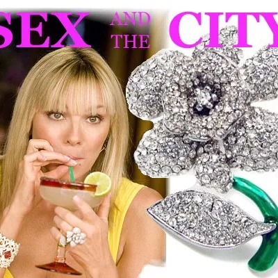 Säljer en liknande ring som den berömda flower ringen i Sex and the City. Helt ny. Elastiskt för att passa alla. Gnistrande kristaller. Mycket vacker.. Accessoarer.