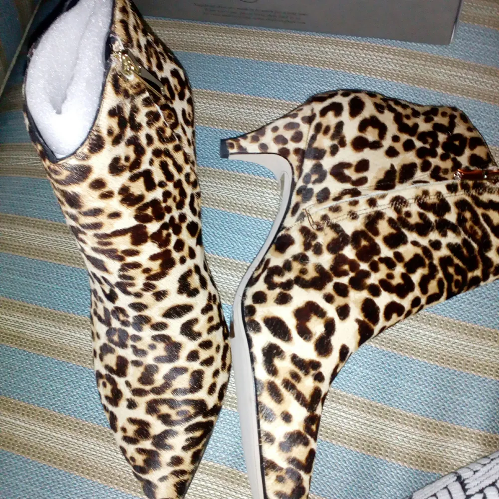 Leopard mönstrade boots med liten klack i ponyhair, strl 38, aldrig använda, Sam Edelman. Nypris ca 1.000kr, säljer för 400kr. Köpare betalar frakt 😊. Skor.