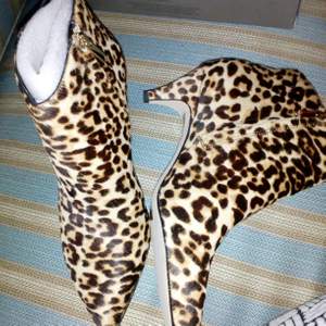 Leopard mönstrade boots med liten klack i ponyhair, strl 38, aldrig använda, Sam Edelman. Nypris ca 1.000kr, säljer för 400kr. Köpare betalar frakt 😊