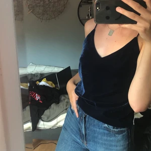 Satinlinne - Satinlinne i magisk blå färg, storlek xs. Köpare står för frakt.